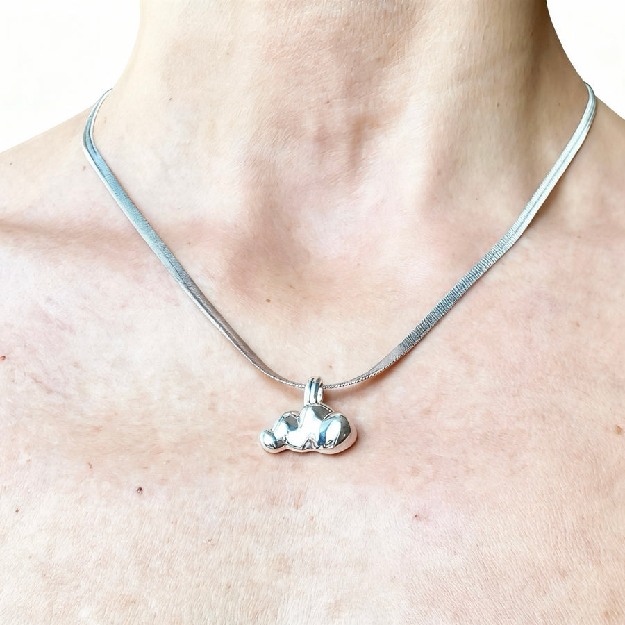 ciondolo nuvola argento indossato