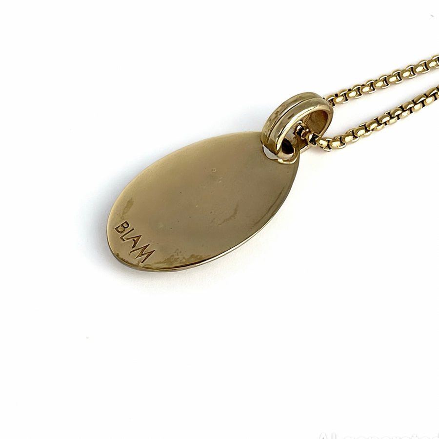 ciondolo ovale quadrifoglio oro dettaglio posteriore con logo blam jewels