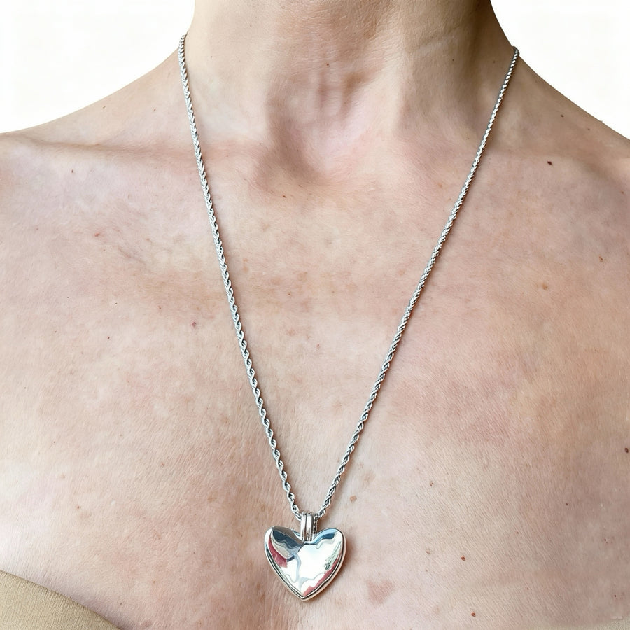 pendente cuore argento indossato