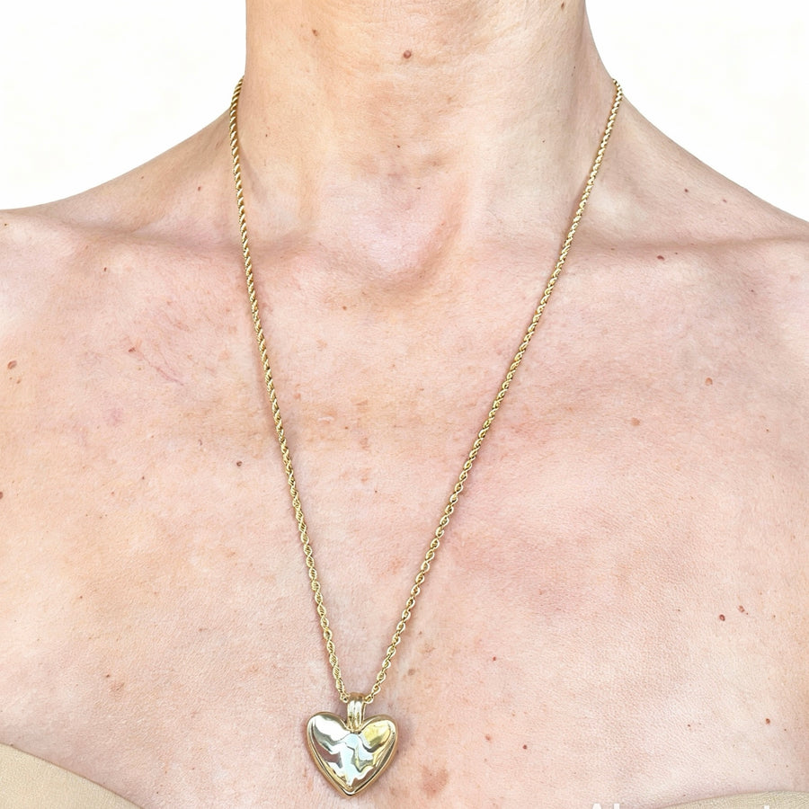 pendente cuore oro indossato
