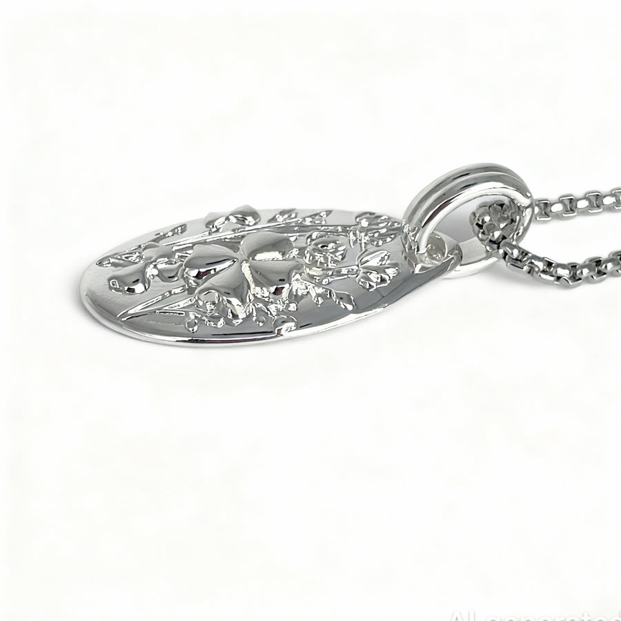 dettaglio pendente quadrifoglio argento