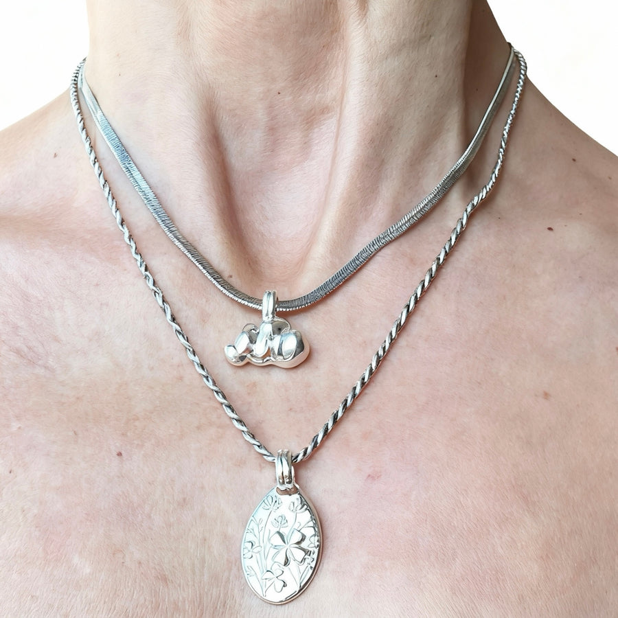 pendente quadrifoglio argento indossato