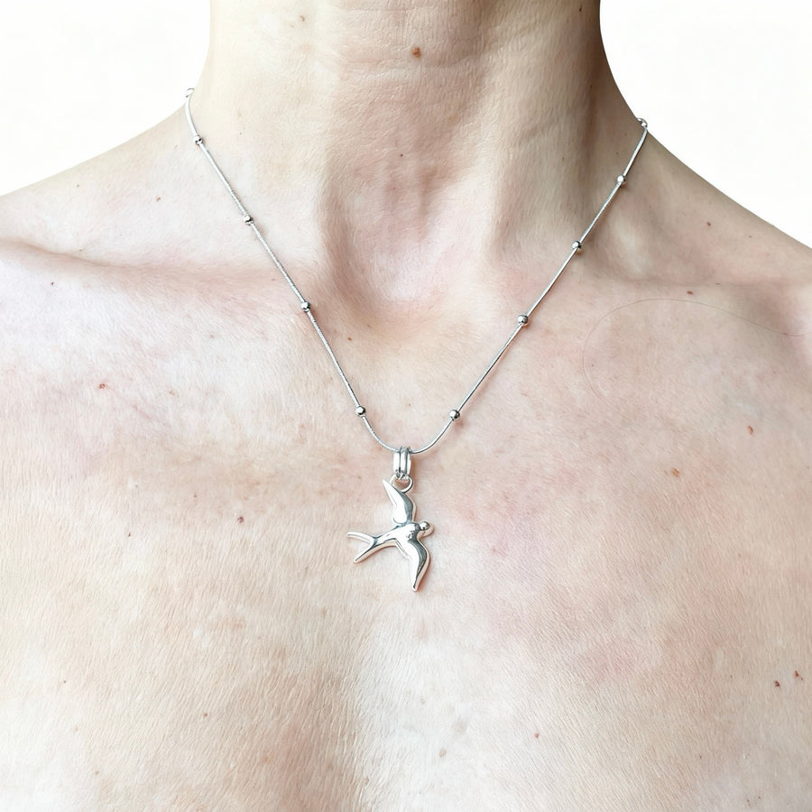 pendente rondine argento indossato