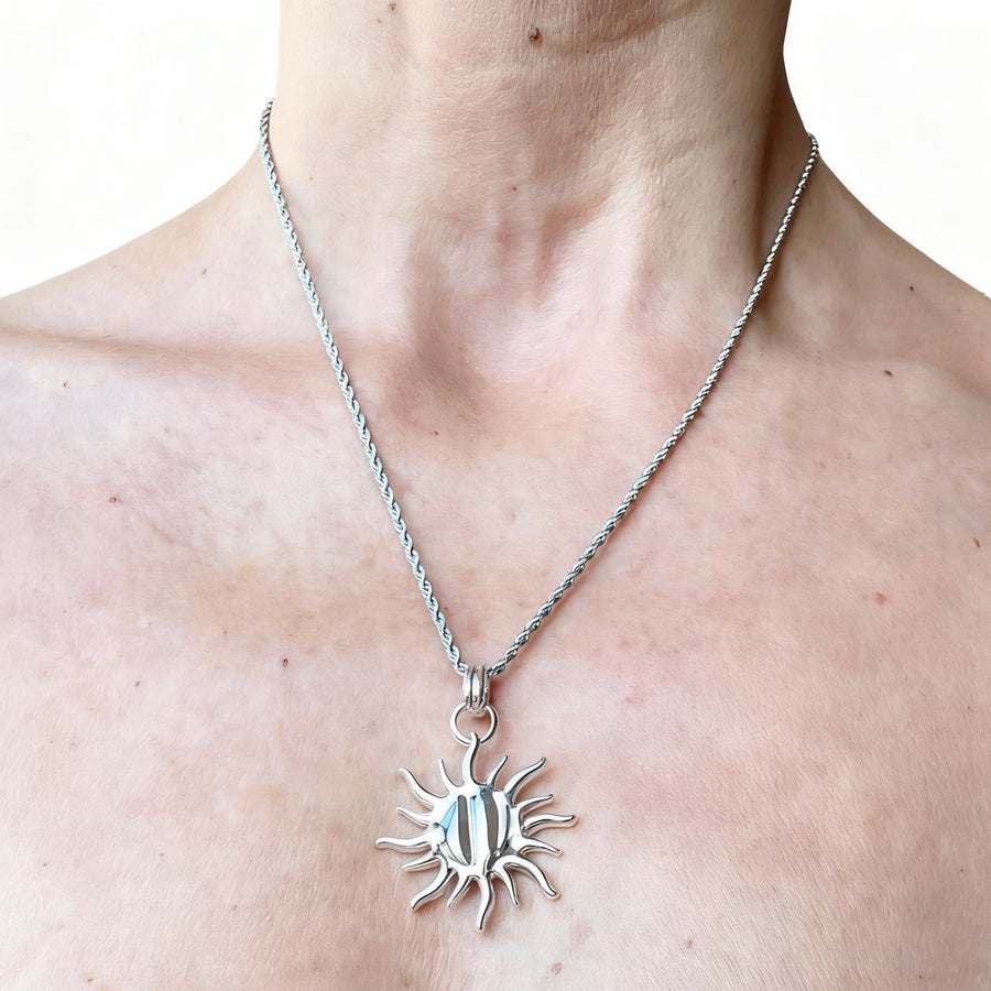 pendente sole color argento indossato