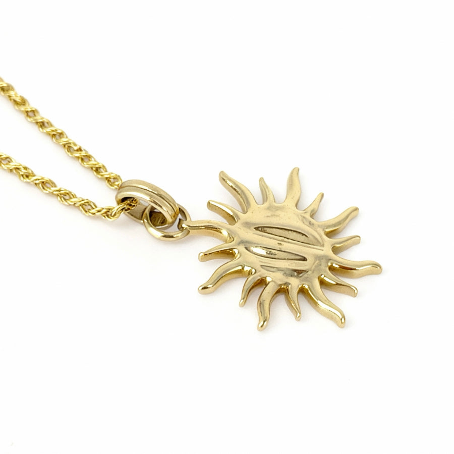 particolare del sole pendente color oro di blam jewels
